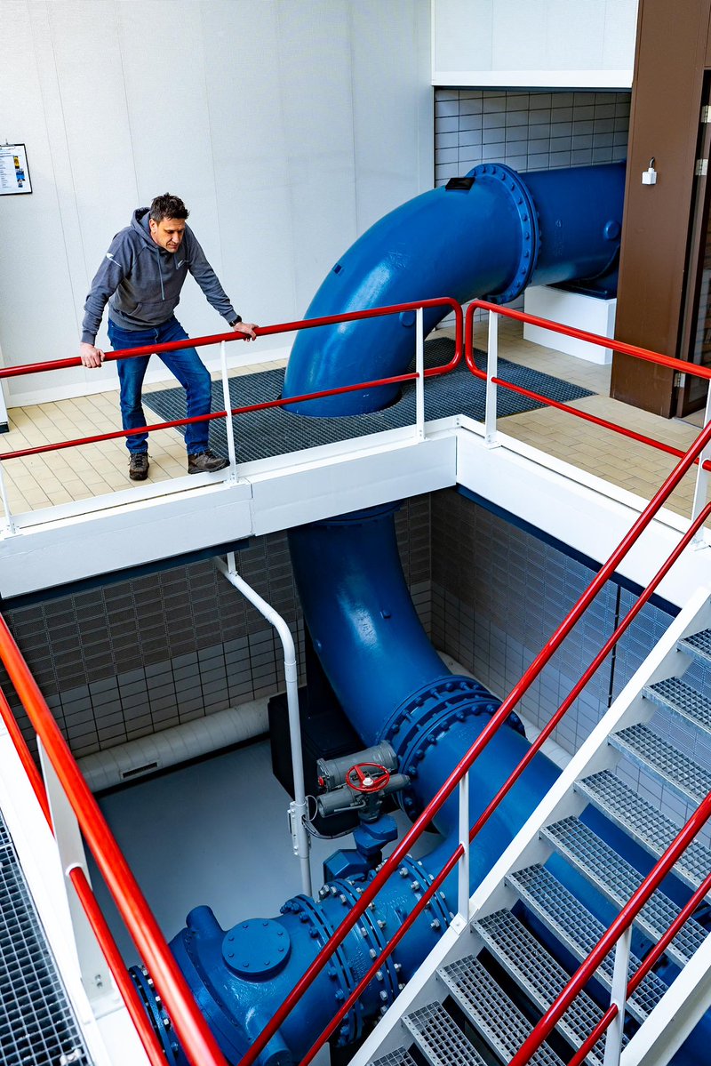 JPKalkman's tweet image. Vandaag viel de #regen mee, maar we zijn altijd bezig om de waterpeilen te meten en bij te sturen. Daarom samen met collega Bart op pad om de meetinstrumenten te controleren en het gemaal af te stellen. #Waterschap werkt!