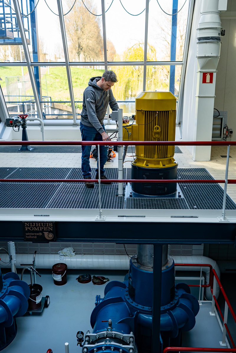 JPKalkman's tweet image. Vandaag viel de #regen mee, maar we zijn altijd bezig om de waterpeilen te meten en bij te sturen. Daarom samen met collega Bart op pad om de meetinstrumenten te controleren en het gemaal af te stellen. #Waterschap werkt!