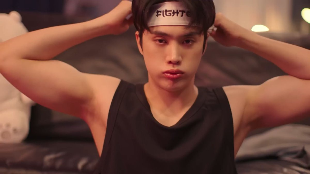 flexing actor tweet media