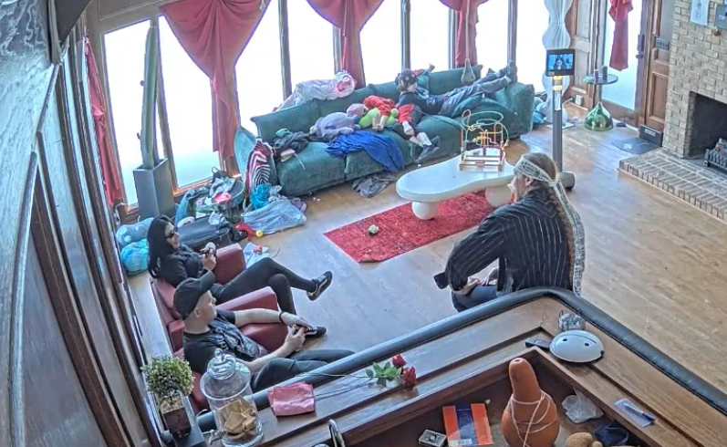 donkey_country's tweet photo. Thank god that nasty whore got kicked! Now we can go back to le heckin comfy content of contestants sitting around yapping about nothing! #fishtanklive https://t.co/LXUhK2e5Rd
