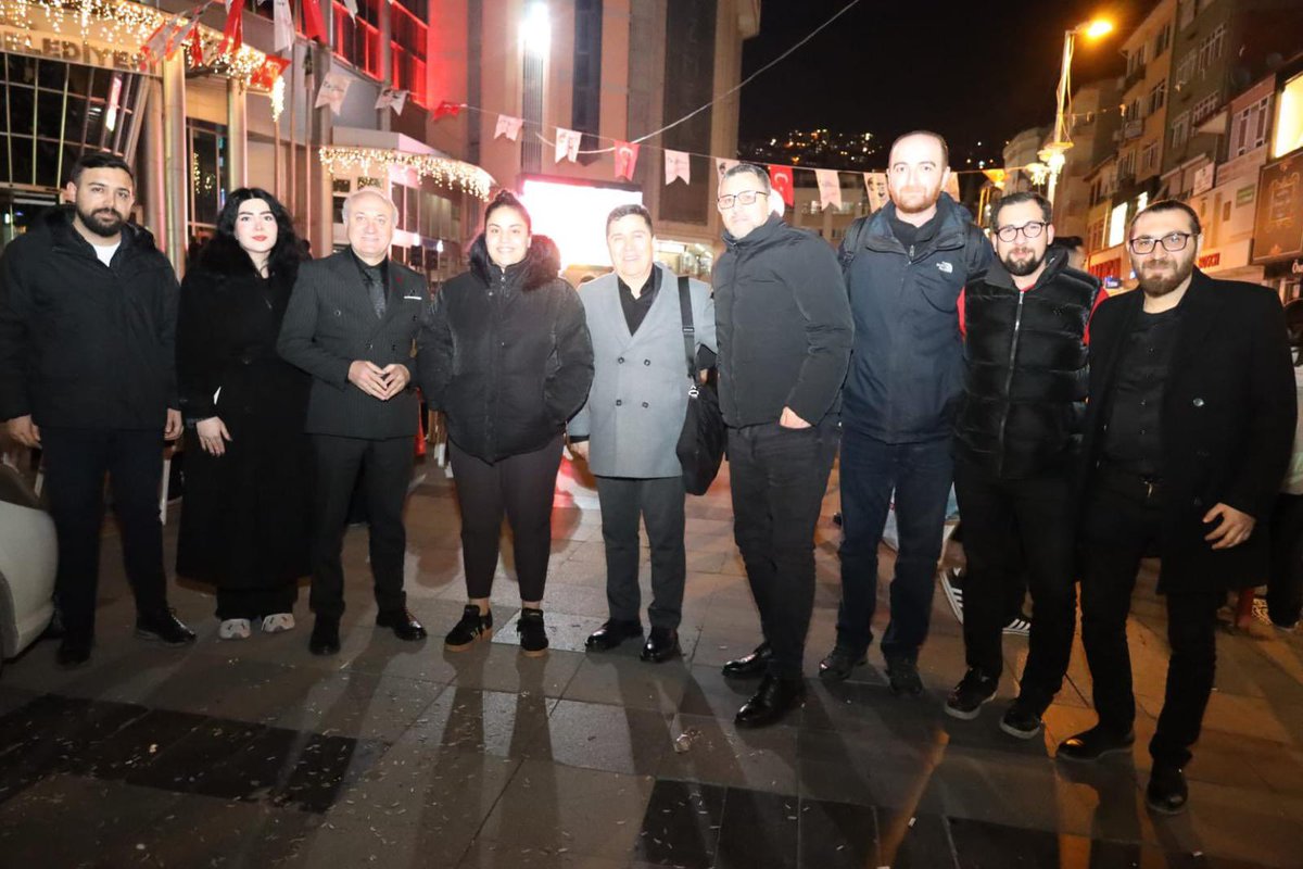 ErdimBaser's tweet photo. • “Tebrikler bizim çocuklar 🇹🇷”

“İzmit Belediyemizin önünde, İl Başkanımız Erdem Arcan  ile milli Maç “ https://t.co/hKNReV80JH