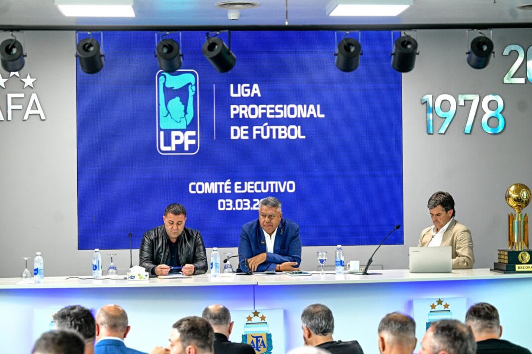 okdobleamarilla's tweet image. 🚨#AHORA | FINALIZARON LAS REUNIONES EN SIMULTÁNEO DE LOS COMITÉS DE #LIGA Y DE #AFA

📌Se fijó la programación de las fechas 13, 14 y 15 del #TorneoApertura, que se darán a conocer en las próximas horas, según pudo confirmar @okdobleamarilla

📌Se respaldó a la conducción de la