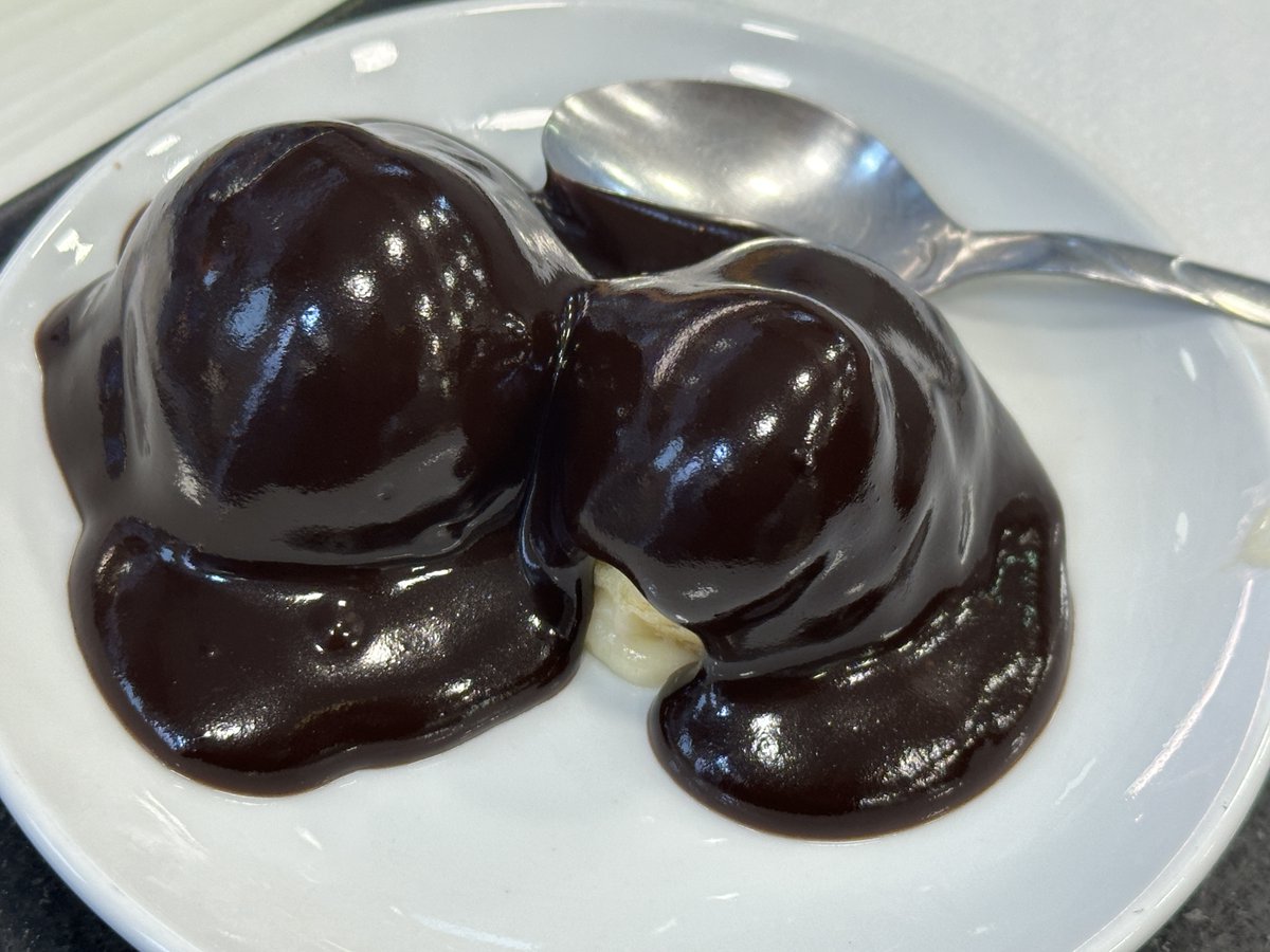onderkayaistan1's tweet photo. Şehremini Küçüksaray meydanında 1996'dan beri var olan Vera bu civara gelindiğinde profiterolü ve kazandibi için muhakkak ziyaret edilmesi gereken yerlerden. Müessese aslen Tetova/Kalkandelenli Sensev ailesi tarafından işletiliyor. Şimdilerde başında ikisi de son derece can iki kuzen var. Murat ve Sinan. Esnaflıkları on numara. (Hemen belirteyim profiterolün iki top olması benim tercihim. Hem kazandibi hem de profiterolünden yediğim için porsiyonu küçük tutum. Normal porsiyonda üç top oluyor)