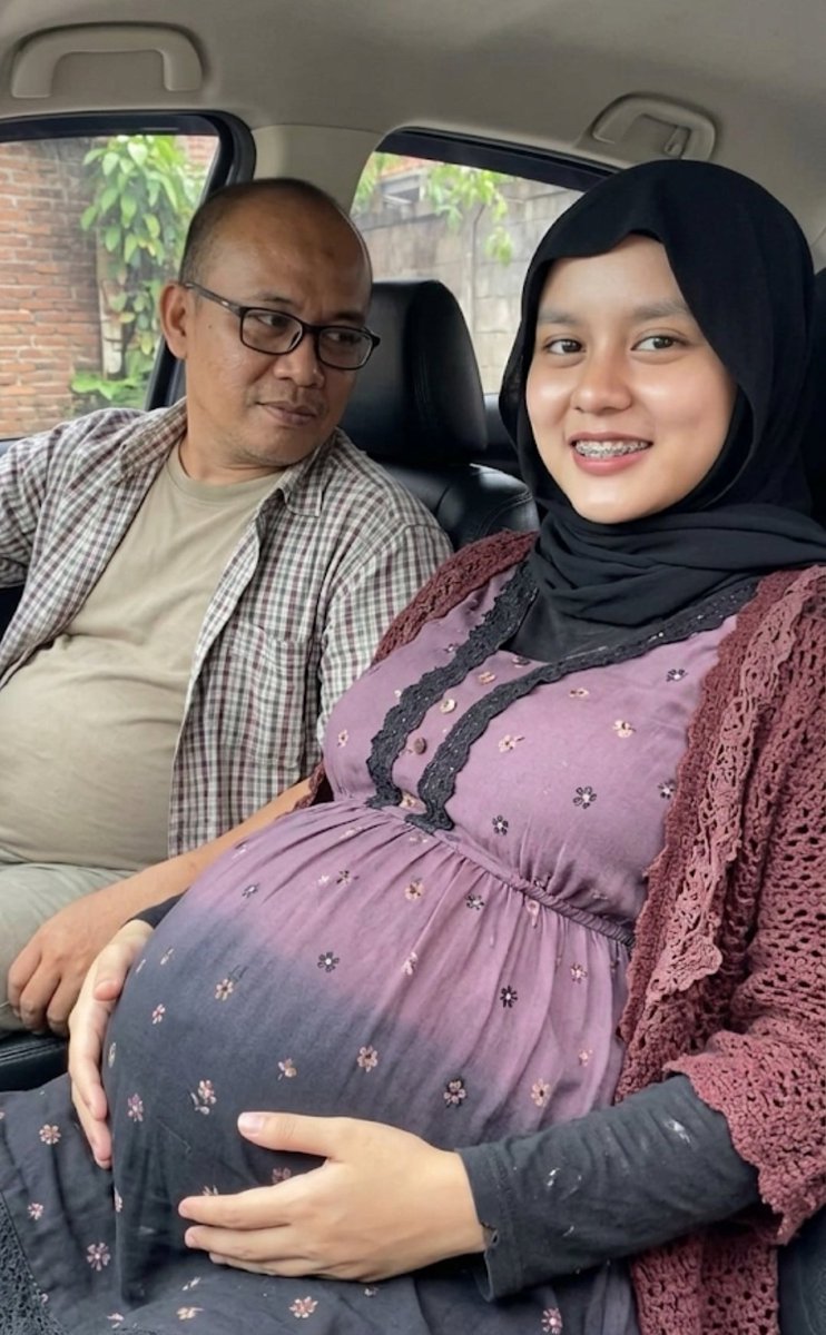 bumilkomplek's tweet photo. Kaget sama sepupu gue yang nikah sama om om dan dia lagi bunting.

Lebaran mudik kerumah gue dan tiap malam gue ngebayangi dia selalu

#bumil #hamil https://t.co/0ZiCQc7j3S