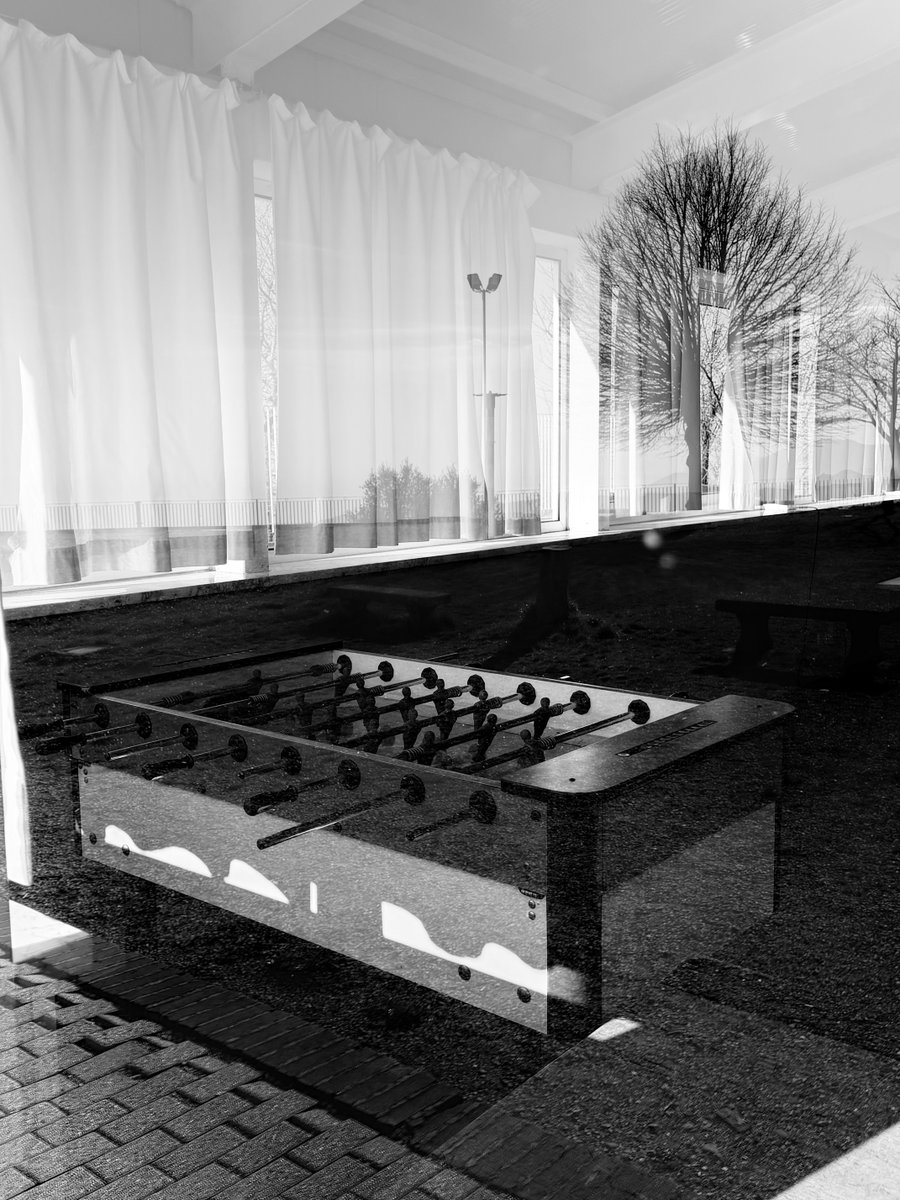 Alonein43672278's tweet image. #photography #blackandwhite #glass #reflex #calciobalilla #tablefootball #room #curtains #sun #railing