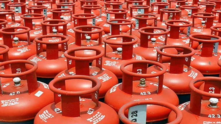 GUpdate1361's tweet photo. दिल्ली के होटल-रेस्टोरेंट्स को बड़ी राहत! LPG कोटा 30% से बढ़कर हुआ 50%!🍴🔥
मिडिल-ईस्ट संकट और गैस की किल्लत के बीच केंद्र सरकार का फैसला।
होटल और रेस्टोरेंट्स ढाबे, इंडस्ट्रियल कैंटीन, फूड प्रोसेसिंग यूनिट्स और डेयरी को प्राथमिकता।
#LPGRelief #DelhiFood #CommercialLPG https://t.co/1NsEnNxrhG