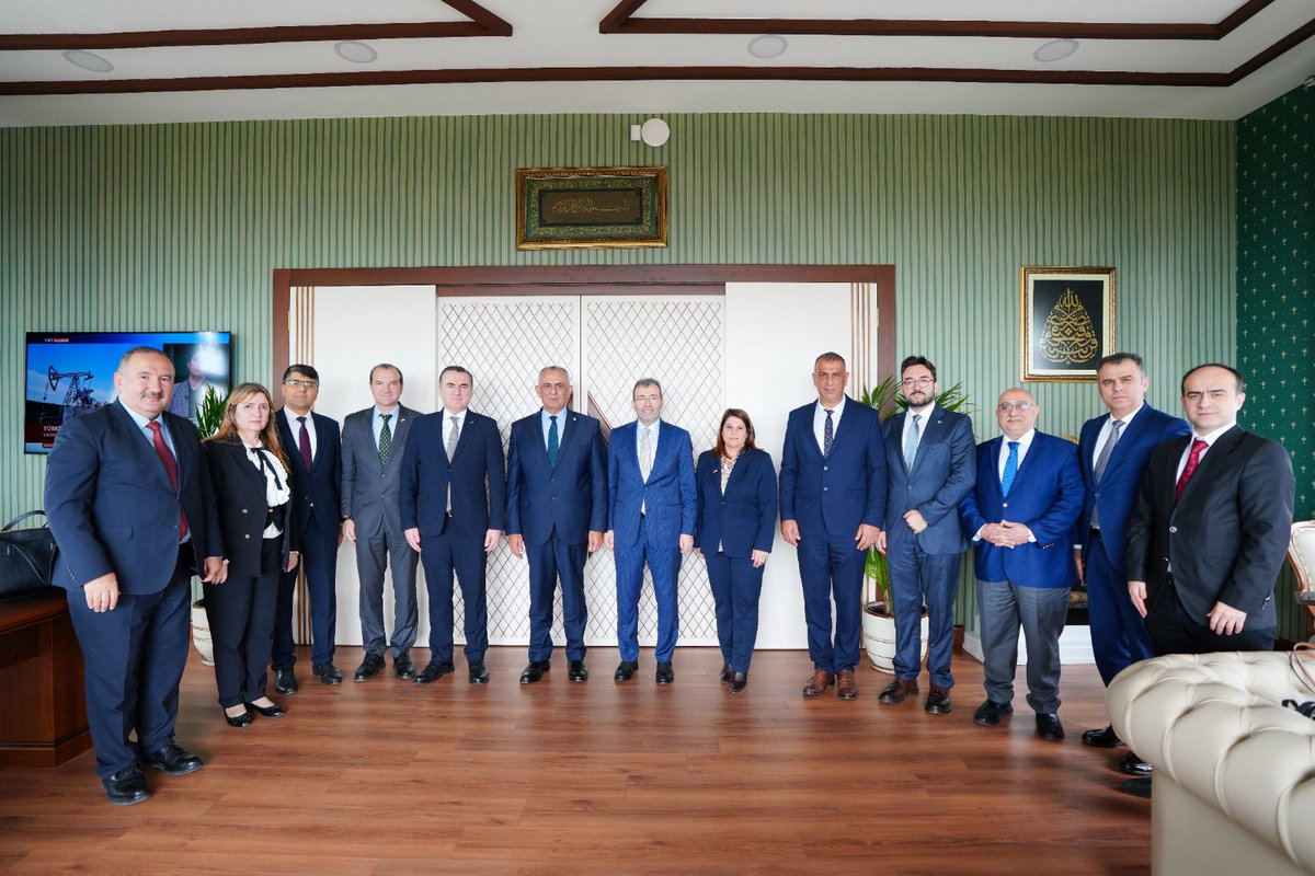 KKTC Millî Eğitim Bakanı Nazım Çavuşoğlu ve beraberindeki heyet, Kaymakamımız Mehmet Yıldız, Belediye Başkanımız Ahmet Cin, İl Millî Eğitim Müdür Yardımcımız Hüseyin Aydın ve İlçe Millî Eğitim Müdürümüz Ertan Saygın ile Pendik Millet Bahçesi’nde bir araya geldi.