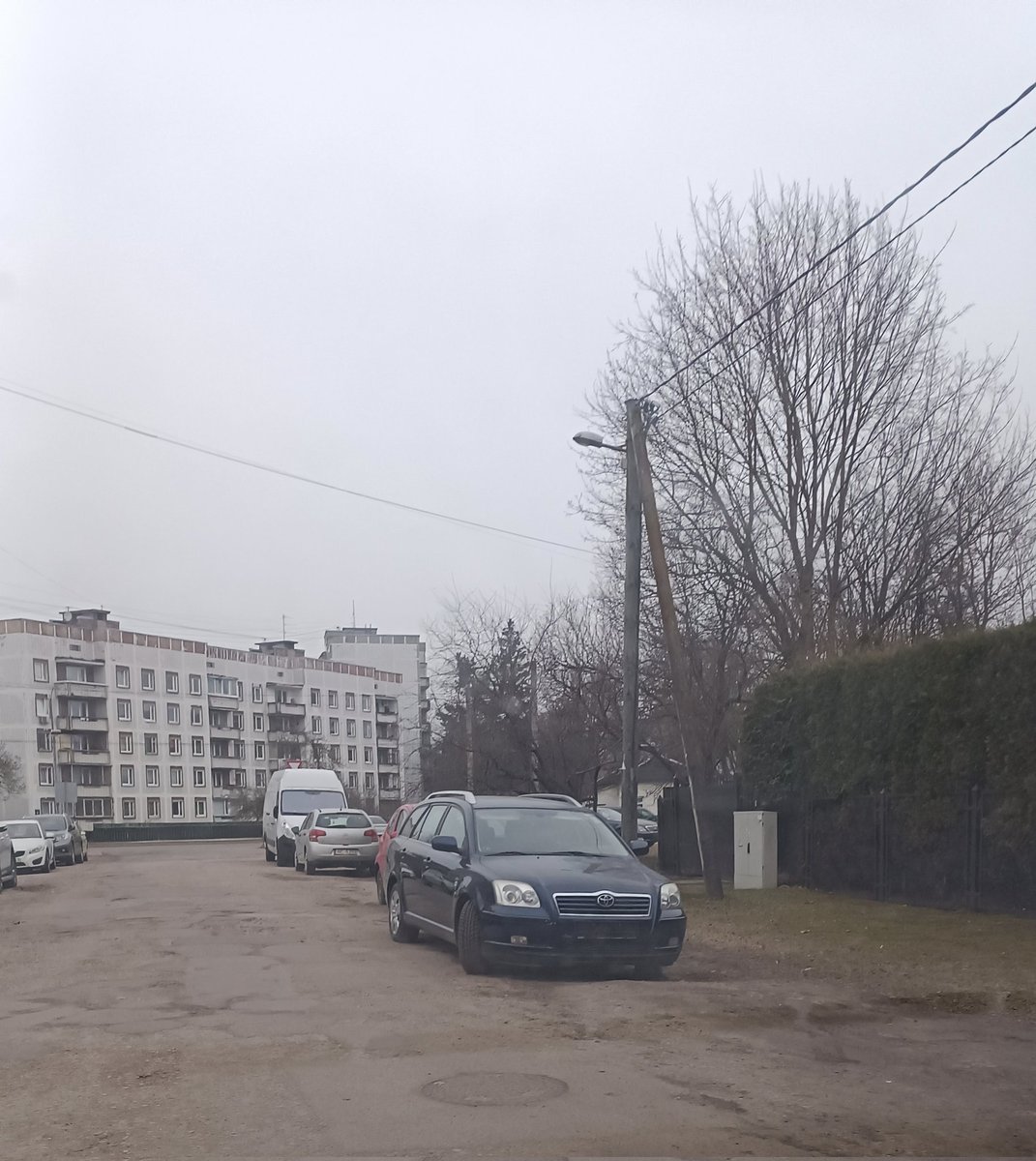 OsisGrab's tweet photo. Brīžiem šķiet, ka šīs varētu būt kādas zagtas mašīnas. Jo vienu dienu brauc ar vieniem numuriem, tad ar citiem, tad mēnešiem stāv pamestas bez numuriem, tad pārvieto citur, ja @Valsts_policija uzliek zīmīti. Un tā uz riņķi, un tā vairākas mašīnas. Somu, franču numurzīmes. 😅 https://t.co/sEkE55XV8L