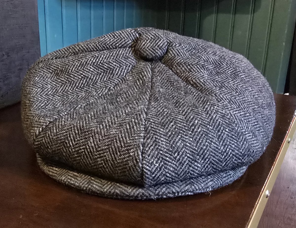 peskyblunders's tweet image. Finally got my own Peaky cap. Plus some branded playing cards.
At the Newington Temple pub in Liverpool for a free drink on Tommy Shelby!
#Liverpool #peakyblinders #peakyblindersimmortalman  #immortalman #netflix