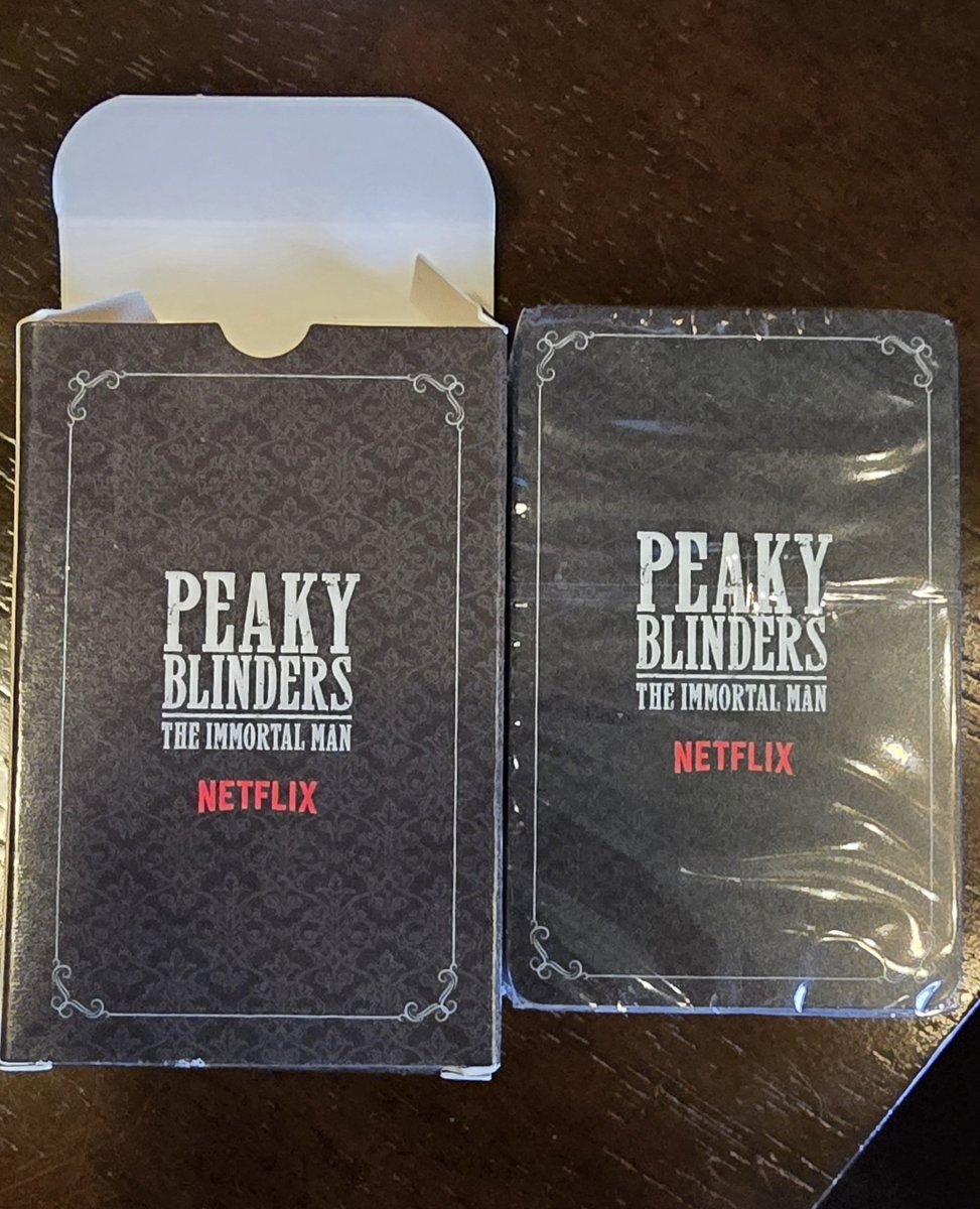 peskyblunders's tweet image. Finally got my own Peaky cap. Plus some branded playing cards.
At the Newington Temple pub in Liverpool for a free drink on Tommy Shelby!
#Liverpool #peakyblinders #peakyblindersimmortalman  #immortalman #netflix