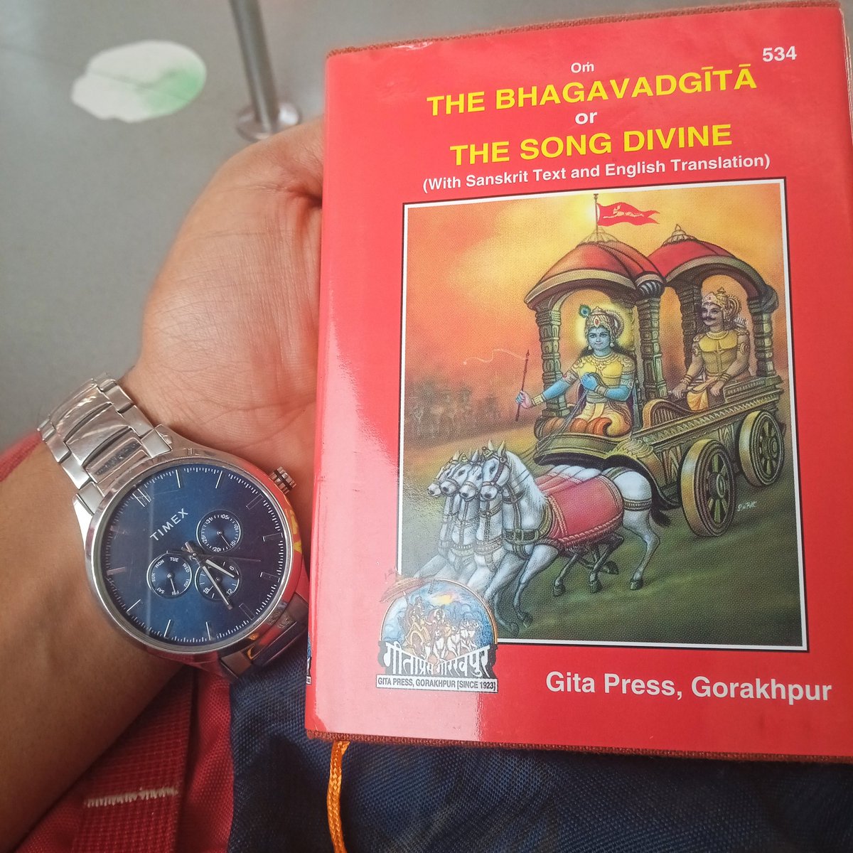 MurliKatyayan's tweet photo. वो जो रहता है सबसे ऊपर, हर परेशानियों से मुझको निकाल देता है। गलतियों पर गलतियाँ की है बहुत मैने, हर बार वो मुझको संभाल लेता है।🙏💙
#BhagavadGita https://t.co/WkPqoU3Zoy