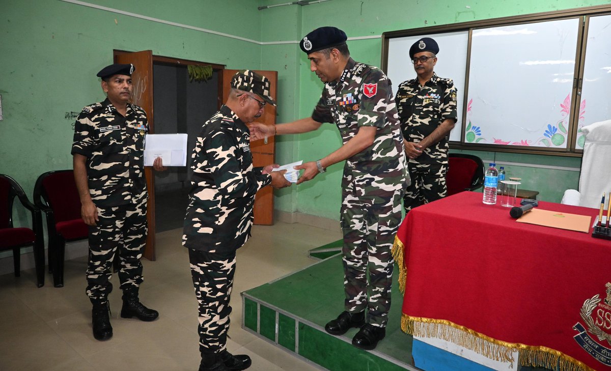 #DGSSBOnTour

Sh. Sanjay Singhal, #DGSSB, visited #SSB Election Coys deployed in #WestBengal for pre-poll duties for AE-2026.

At #Bagdogra, #Raninagar &amp; #Mainaguri, he addressed #SainikSammelan, interacted with officers and #jawans and boosted their morale.

He directed strict