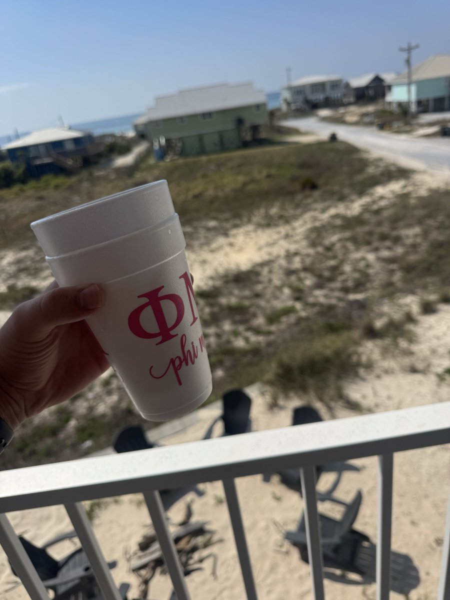 willy69anders's tweet photo. Day 7/9 of the bender and not even sure how I ended up where I’m at. Woke up next to a beaut and mimosas. #striving #letsgohogs https://t.co/60yk1iDiTy