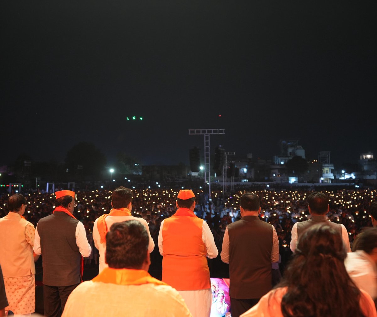 CMOMaharashtra's tweet photo. प्रभू श्रीरामांच्या आदर्शातून समतेचा आणि एकतेचा संदेश

मुख्यमंत्री देवेंद्र फडणवीस यांनी आज नागपूर येथे श्रीराम नवमीच्या पावन पर्वानिमित्त आयोजित विशेष कार्यक्रम 'विश्वशांति के लिए विश्वविक्रमी महाआरती' या कार्यक्रमात उपस्थिती दर्शवली. 

या कार्यक्रमात उपस्थितांना संबोधित करताना मुख्यमंत्री फडणवीस म्हणाले, विश्वशांतीसाठी आयोजित या महाआरती कार्यक्रमाची नोंद गिनीज बुकमध्ये होणार आहे. प्रभू श्रीराम यांनी समाजाला मर्यादांचे पालन, समतेचे मूल्य आणि सामूहिक शक्तीचे महत्त्व शिकवले. समाजातील शेवटच्या घटकातही आत्मविश्वास आणि विजिगिषु वृत्ती निर्माण करण्याचे कार्य त्यांनी केले. लहान लहान घटक एकत्र आल्यास कोणतीही मोठी असुरी शक्ती पराभूत होऊ शकते, हे त्यांच्या जीवनातून स्पष्ट होते.

जगातील विविध भागांमध्ये संघर्ष आणि युद्धाचे वातावरण असताना भारत हा ‘वसुधैव कुटुंबकम’ या मूल्यांवर आधारित देश असल्यामुळे विश्वशांतीचा संदेश देण्याचा नैतिक अधिकार भारताकडे आहे, असे मुख्यमंत्री फडणवीस म्हणाले.

या कार्यक्रमाच्या निमित्ताने सावनेर येथील मुख्य रस्त्याच्या सौंदर्यीकरणाचे तसेच रघवी समाजासाठी मौनी बाबांच्या आश्रमाच्या बांधकामाचे भूमिपूजन करण्यात आले. तसेच सावनेर मतदारसंघात उभारण्यात येणाऱ्या फर्टिलायझर प्रकल्पामुळे स्थानिक पातळीवर हजारो रोजगारनिर्मिती होणार असल्याचेही मुख्यमंत्री फडणवीस यांनी नमूद केले.

यावेळी मंत्री चंद्रशेखर बावनकुळे, राज्यमंत्री ॲड. आशिष जयस्वाल, आमदार डॉ. आशिष देशमुख व इतर मान्यवर उपस्थित होते.

@Dev_Fadnavis @cbawankule @Ashishjaisw3Adv @AshishRDeshmukh
#Maharashtra #DevendraFadnavis #RamNavami
