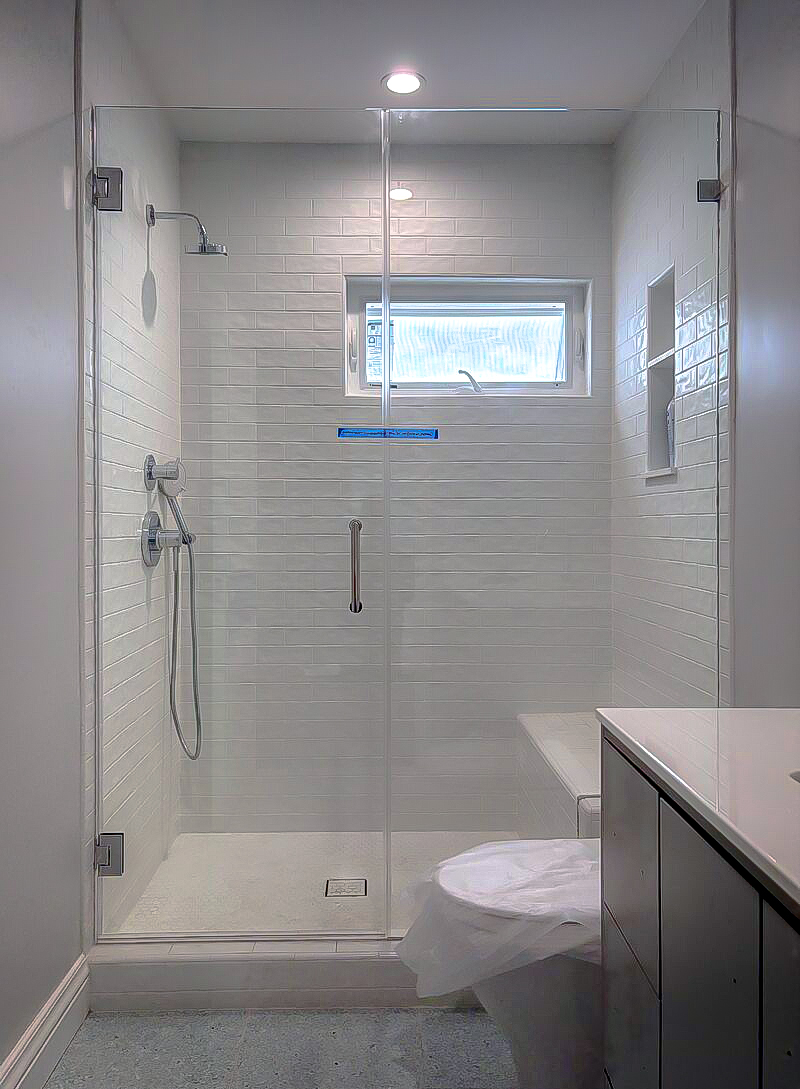 ShowerDoors1's tweet image. Los Angeles, CA — Frameless in-line door with fixed panels, brushed nickel hardware, and tight reveals around bench + window. Clean look to match stacked white subway tile.
#LosAngeles #InLineDoor #Frameless #ShowerGlass #BrushedNickel #CustomGlass #AffordableFrameless