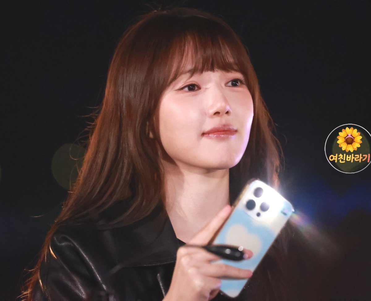 GF72008534's tweet image. 260326 #preview 예린(YERIN) 광안비치파크 더리슨 #YERIN #정예린 #예린(@YERIN_OFFICIAL_) 오늘의 예린이는 완전 순딩순딩 고양이 🐱 여신! 많은 관객분들 앞에서 천사 👼 같은 목소리로 노래하는 모습 넘 예뻤어~ 우린이들 함성소리 듣고 행복한 하루 기억되었으면 해! 오늘도 좋은 하루 보내~ 💛