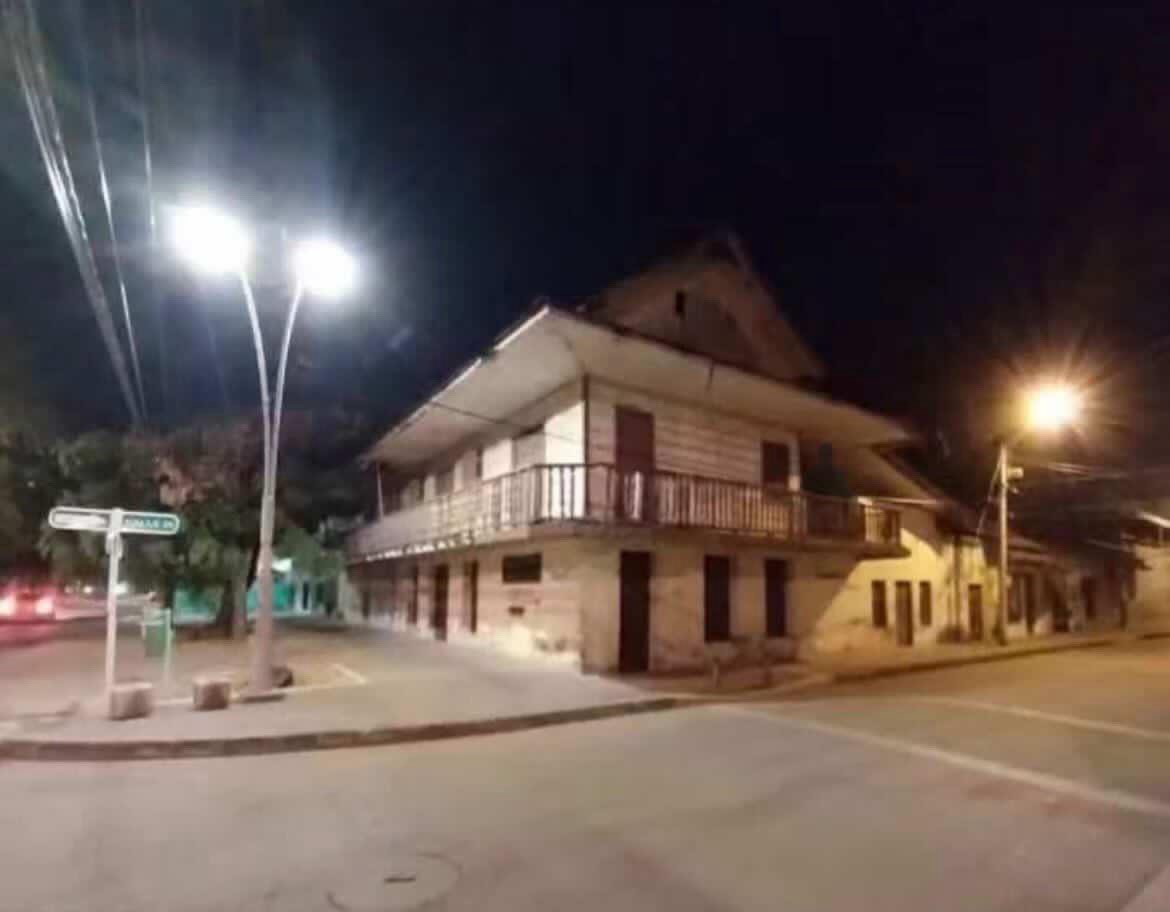 ¡#OjoAlDato! ¿El “Sobaco Ilustrado” sigue rondando su antigua casa colonial en Montería?
Una extraña aparición captada por una cámara fotográfica revive los rumores de que el espíritu de Raymundo Berrocal Escobar aún habita entre sus queridos gatos y sus viejos libros. 
La casa