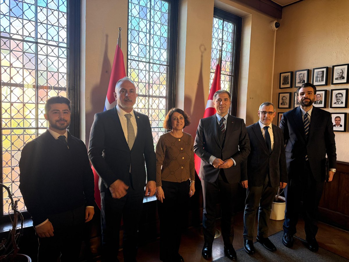 📍Norveç 

Norveç temaslarımız kapsamında, Türkiye Cumhuriyeti Oslo Büyükelçimiz Gülin Dinç’i Büyükelçiliğimizde ziyaret ettik.

Ülkelerimiz arasındaki ilişkilerin geliştirilmesi, ikili iş birliği alanlarının güçlendirilmesi ve Norveç’te yaşayan vatandaşlarımızın meselelerine