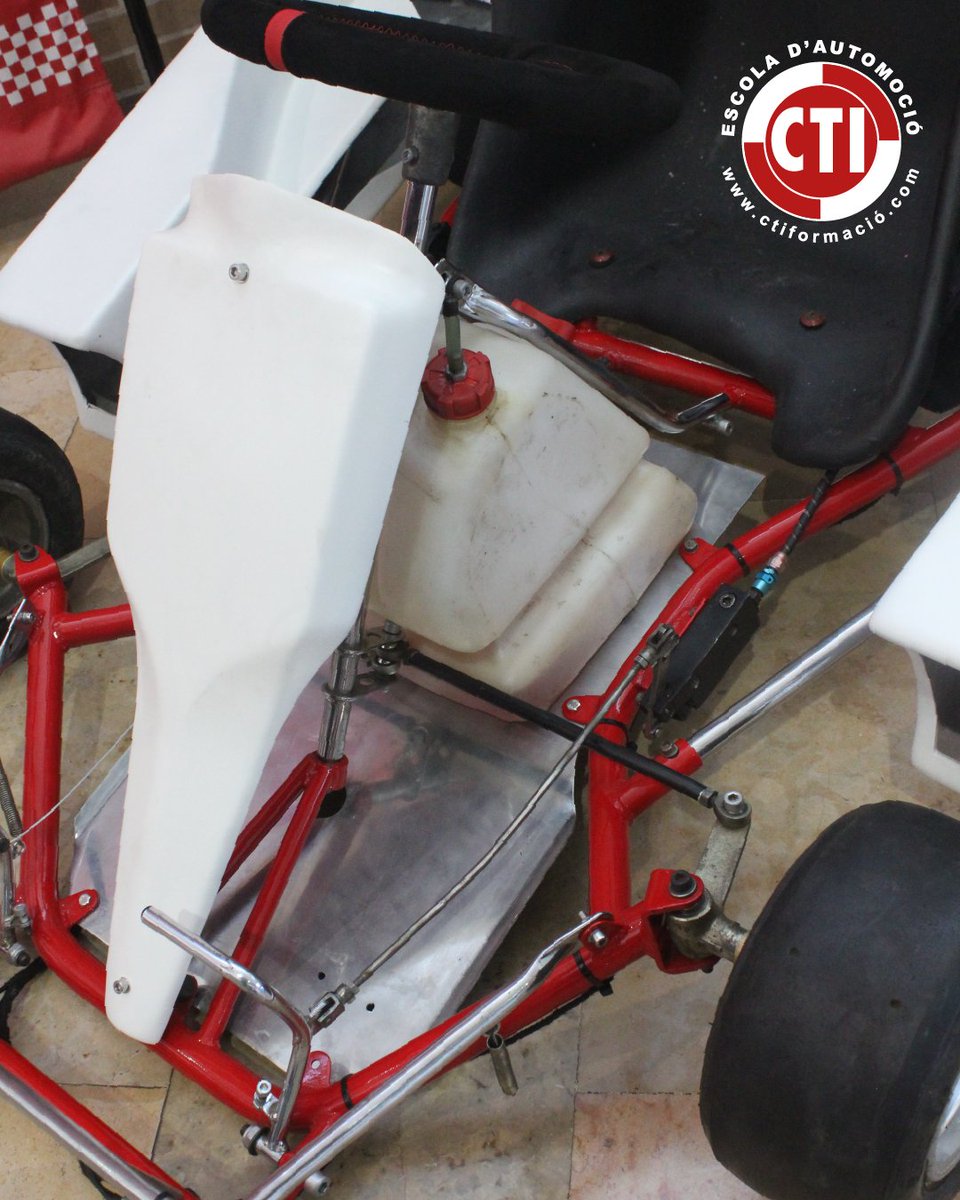 ctiformacion's tweet photo. Exposició dels projectes finals de CFGM en Electromecànica i CFGS en Automoció al Centre Cívic de Balàfia.

Sembla que fos ahir quan tot començava… i, sense adonar-nos-en, tanquem una etapa. Aquí s’acaba el camí, però en comencen de nous.

Moltes felicitats, alumnat. Sou futur. https://t.co/NGzuYqhzqM