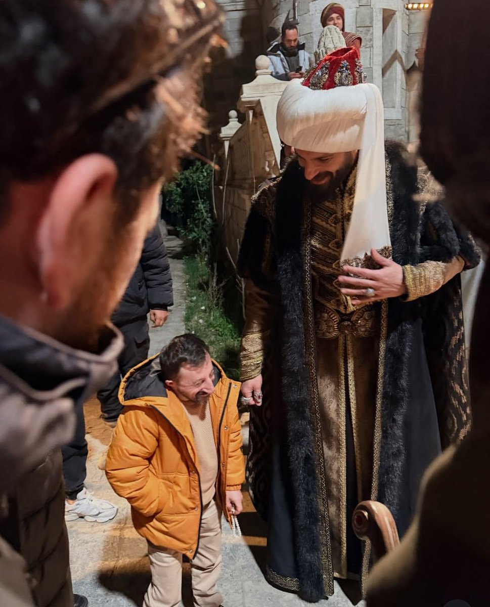 Köksal Baba seti ziyarete gitmiş 😃😂 Bilmeyenler için, Köksal Baba Trabzon'un simge isimlerinden. Tam bir baba kendisi 😂😂 #MehmedFetihlerSultanı