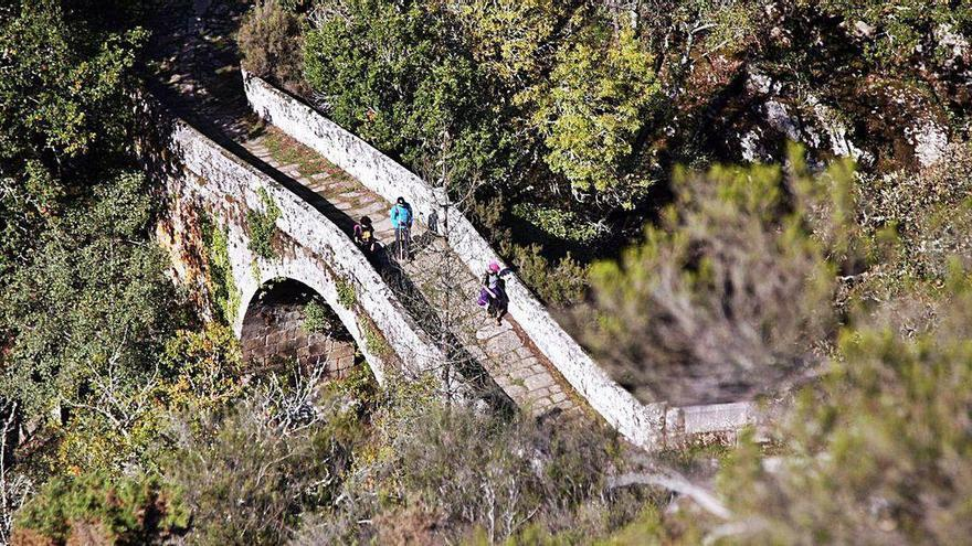 navoltadafolla's tweet photo. Hai uns días celebrouse en Lalín o Congreso de Arqueoloxía do Deza. A @CastelosNoAire e a min pareceunos que era unha boa excusa para comezar a estudar as pontes milenarias da comarca do Deza, principais testemuñas civís da Alta Idade Media galega. E atopamos cousas interesantes. https://t.co/TjSx7FPg0o