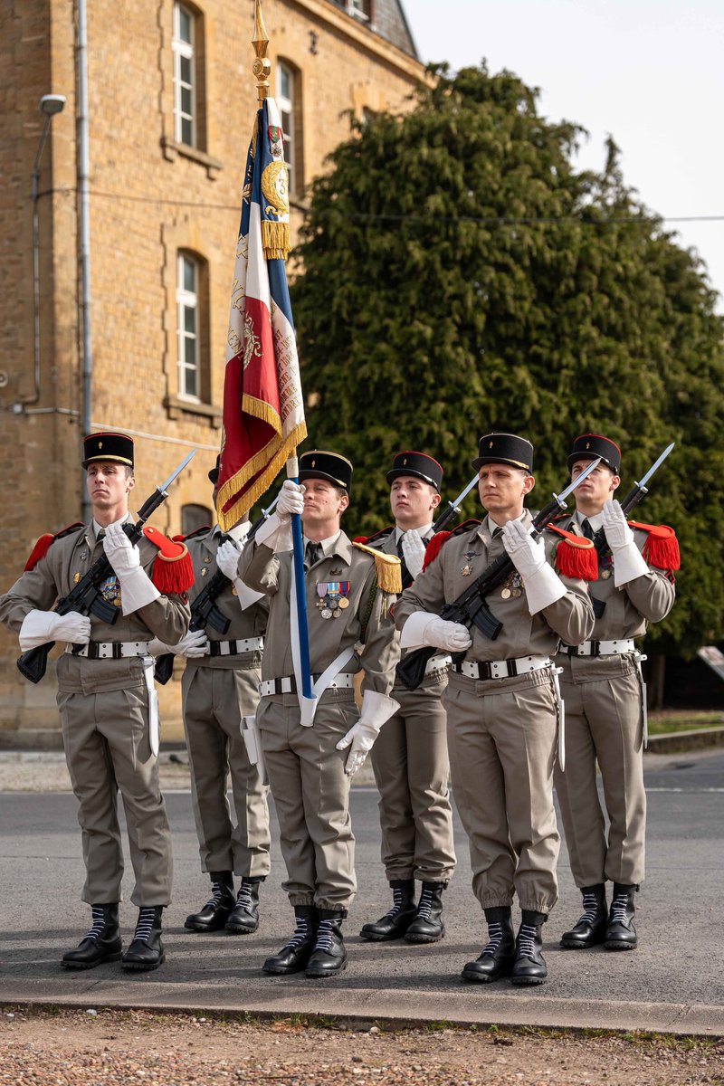 3eRG_Officiel's tweet image. PRÉSENTATION AU DRAPEAU • la section à l'instruction du LTN Tom, a été présentée au drapeau du #3eRG

Les jeunes sapeurs affirment leur engagement et rejoignent pleinement la famille du régiment.

Ardennes, tiens ferme 🇫🇷

@armeedeTerre @7e_brig_blindee @armeeszne