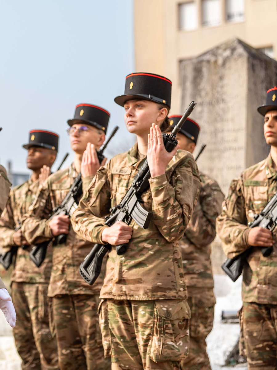 3eRG_Officiel's tweet image. PRÉSENTATION AU DRAPEAU • la section à l'instruction du LTN Tom, a été présentée au drapeau du #3eRG

Les jeunes sapeurs affirment leur engagement et rejoignent pleinement la famille du régiment.

Ardennes, tiens ferme 🇫🇷

@armeedeTerre @7e_brig_blindee @armeeszne