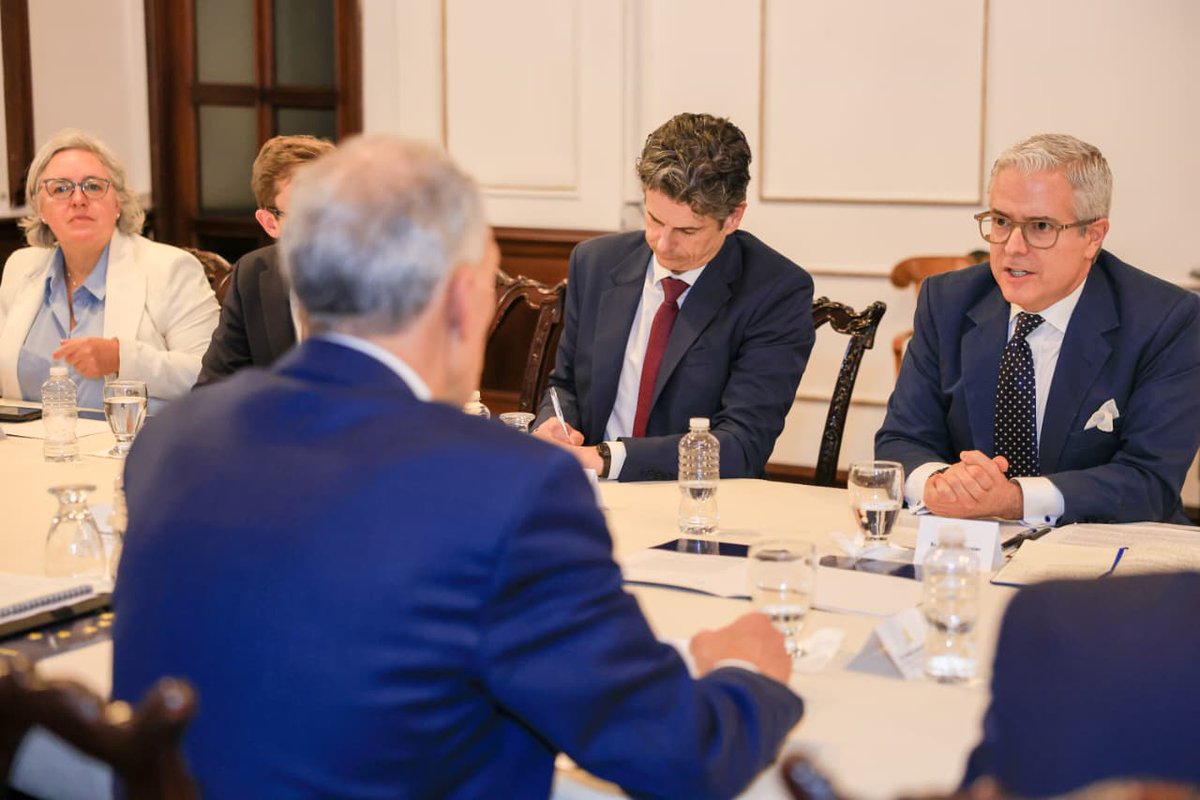 𝗠𝗮́𝘀 𝗼𝗽𝗼𝗿𝘁𝘂𝗻𝗶𝗱𝗮𝗱𝗲𝘀 𝗽𝗮𝗿𝗮 𝗛𝗼𝗻𝗱𝘂𝗿𝗮𝘀, 𝗺𝗮́𝘀 𝗲𝗺𝗽𝗹𝗲𝗼

Hoy Honduras da un paso importante hacia el futuro.
Tras más de 11 años, el respaldo del Banco Europeo de Inversiones (<a href="/EIB/">European Investment Bank</a> ) vuelve al país con una inversión de €53 millones (L 1,600 millones).