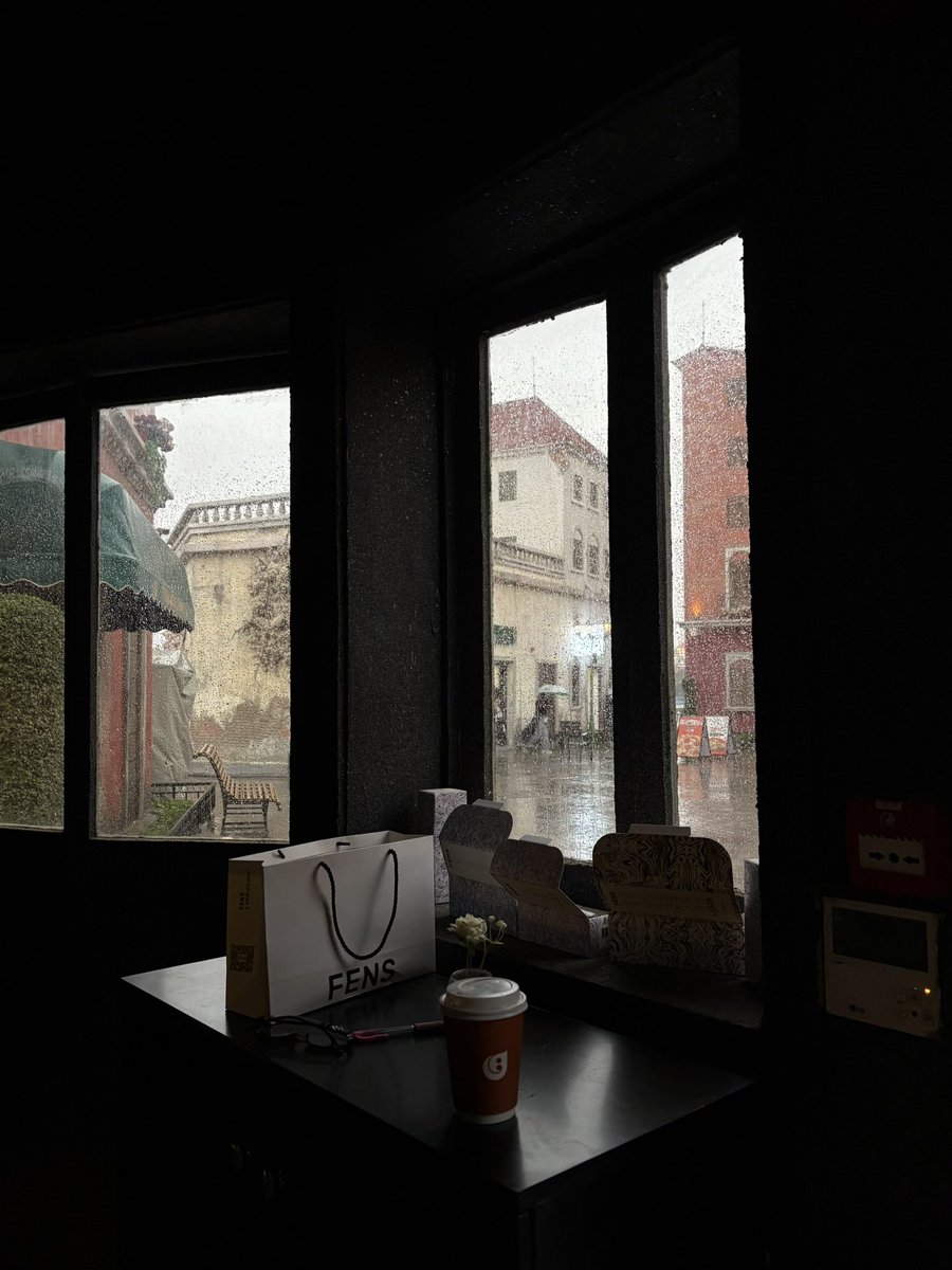 iins00's tweet photo. 🤍🤍☔️ https://t.co/knfKe9KdY1