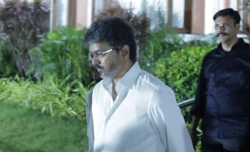 தன் மீது தனிப்பட்ட பொய் விமர்சனங்கள் வந்தபோதும் அமைதியை காத்த தளபதி,
தமிழக பெண்களை இழிவாக பேசிய திமுகவின் ஏவல் பொன்ராஜ் அவர்களை கண்டித்து புகார் அளித்தார்.
எங்கள் தலைவர் 
தமிழக பெண்களின் உண்மையான பாதுகாவலர்🙏❤️💛

#தமிழகவெற்றிக்கழகம்‌