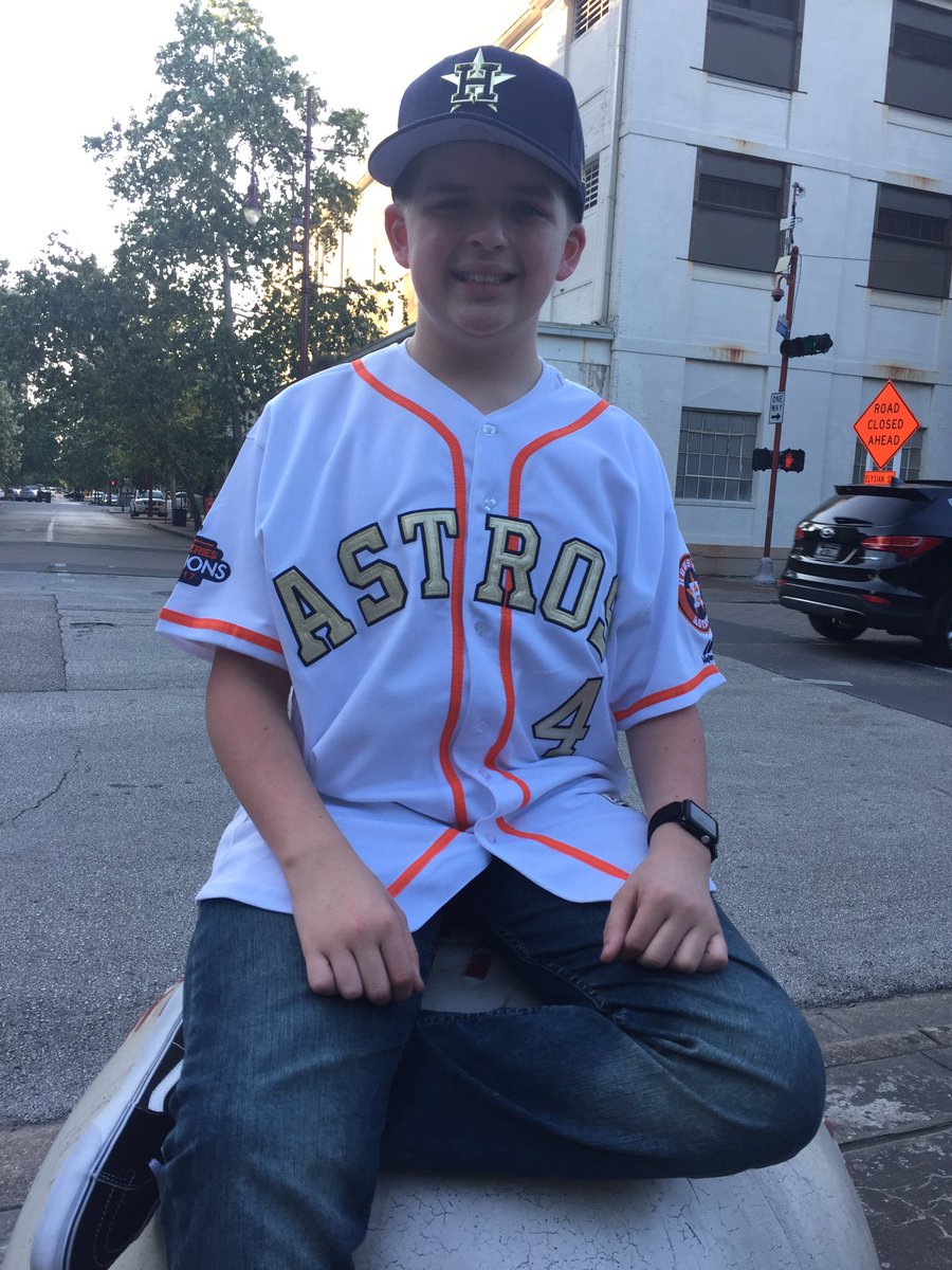 OhMyItsAlly's tweet photo. Baseball season being back makes me miss kiddo even more. That’s my baseball buddy😭🧡💙 #MomTweet https://t.co/UeBK3XMM6Q