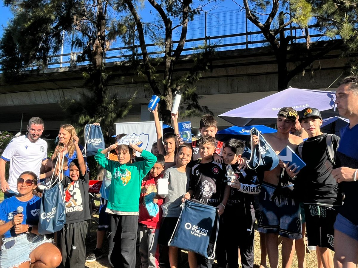 Hubo juegos, sorpresas, regalos y hasta una gran búsqueda del tesoro por todo el complejo. Gracias a los premios donados, más de 15 chicos se llevaron una alegría enorme 🎁

¡Vamos por más!

#Vélez