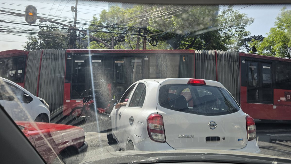 bto_am's tweet photo. Hola @MetrobusCDMX que cagadero hacen tus camiones en Dr Gálvez cuando dan vuelta en revolución y Loreto 😒

Si no cabe, que no se pase https://t.co/FIO0XCbhs5