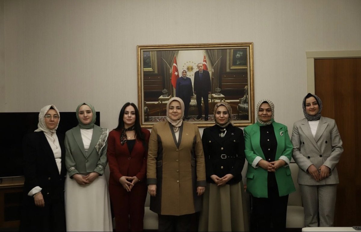 esrasven's tweet photo. 📍Ankara Genel Merkez 

İl Kadın Kolları Başkanımız sn. Güneş Hayva ve  İlçe Kadın Kolları Başkanlarımızla birlikte, AK Parti Kadın Kolları Genel Başkanımız Sayın Tuğba Işık Ercan’ı ziyaret ettik. Güler yüzü ve içten sohbeti için teşekkür ederiz. https://t.co/WJYDPiPEge
