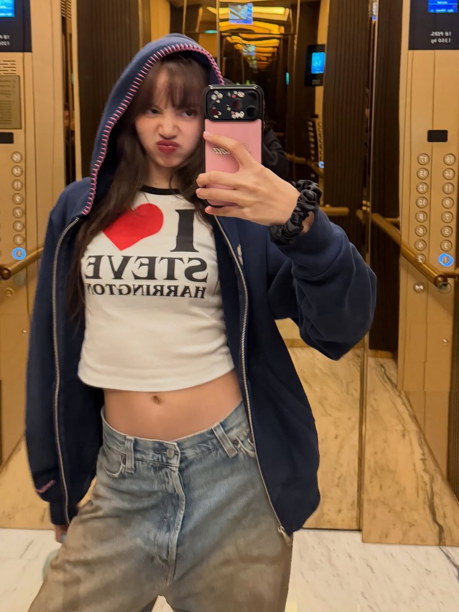 MirrorPics's tweet photo. #Lisa https://t.co/7xGUZA10pv