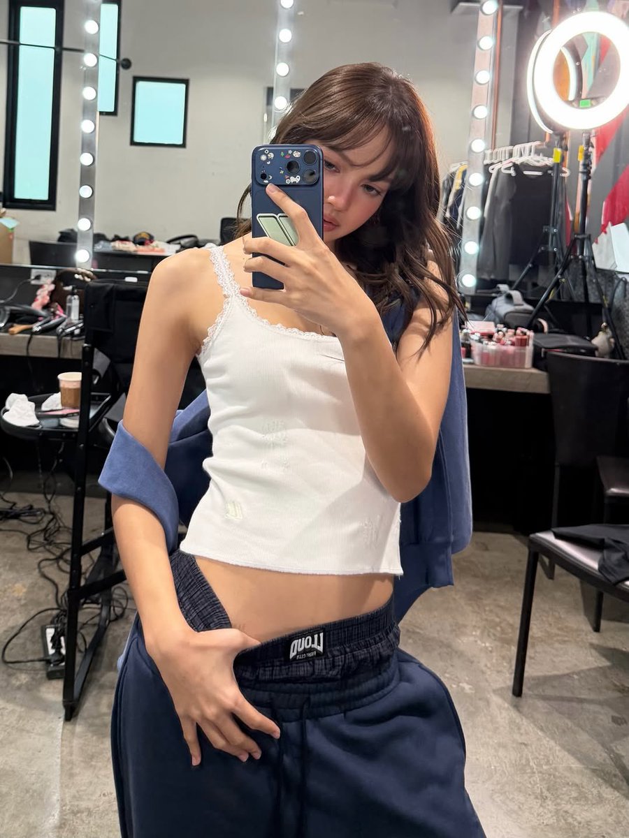 MirrorPics's tweet photo. #Lisa https://t.co/7xGUZA10pv