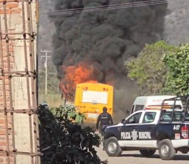 #AlMomento #UNIRnoticias | Vecinos de la zona del Cerro Colorado (Prolongación Guadalupe Victoria) reportaron una #Explosión y envían imagen del #Incendio de #Camión de pasajeros.
Autoridades ya se encuentran en el sitio y hasta el momento no se ha reportado que haya lesionados.