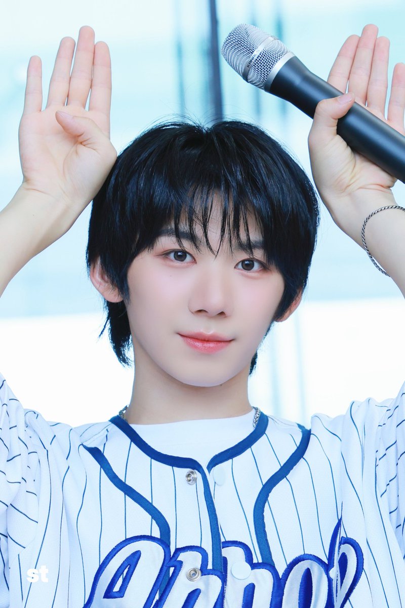 ํ์น tweet media