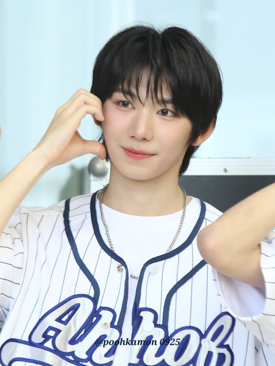 ํ์น tweet media