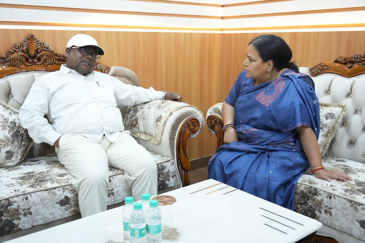 झारखंड में हुए विमान हादसे को एक महीने से अधिक समय बीत चुका है, लेकिन अब तक न तो न्याय मिला है और न ही कोई मुआवजा। उल्टे, विमान संचालक कंपनी को एक्सटेंशन दे दिया गया है। इसी बीच, हादसे में जान गंवाने वाले कैप्टन विकास भगत के पिता देव सहाय भगत ने मंत्री दीपिका पांडेय से मुलाकात कर