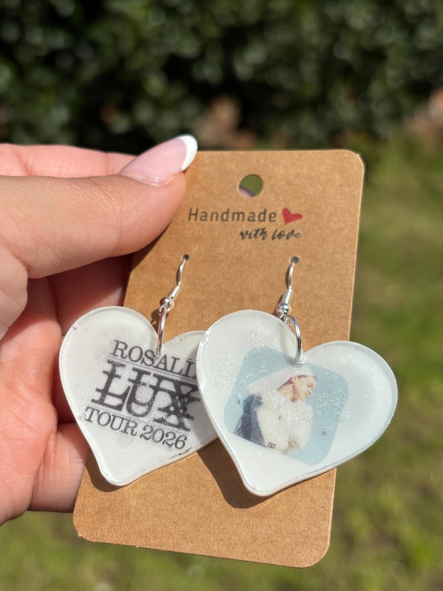 dania_brito's tweet photo. Vendo pendientes de Resina para el sábado 4 de abril Rosalia tour ,Madrid
#Rosalia #RosaliaMadrid #LUXtour
#LUXtour2026 #Rosalialuxtour #LuxTourMadrid https://t.co/hSEXdZZiSu
