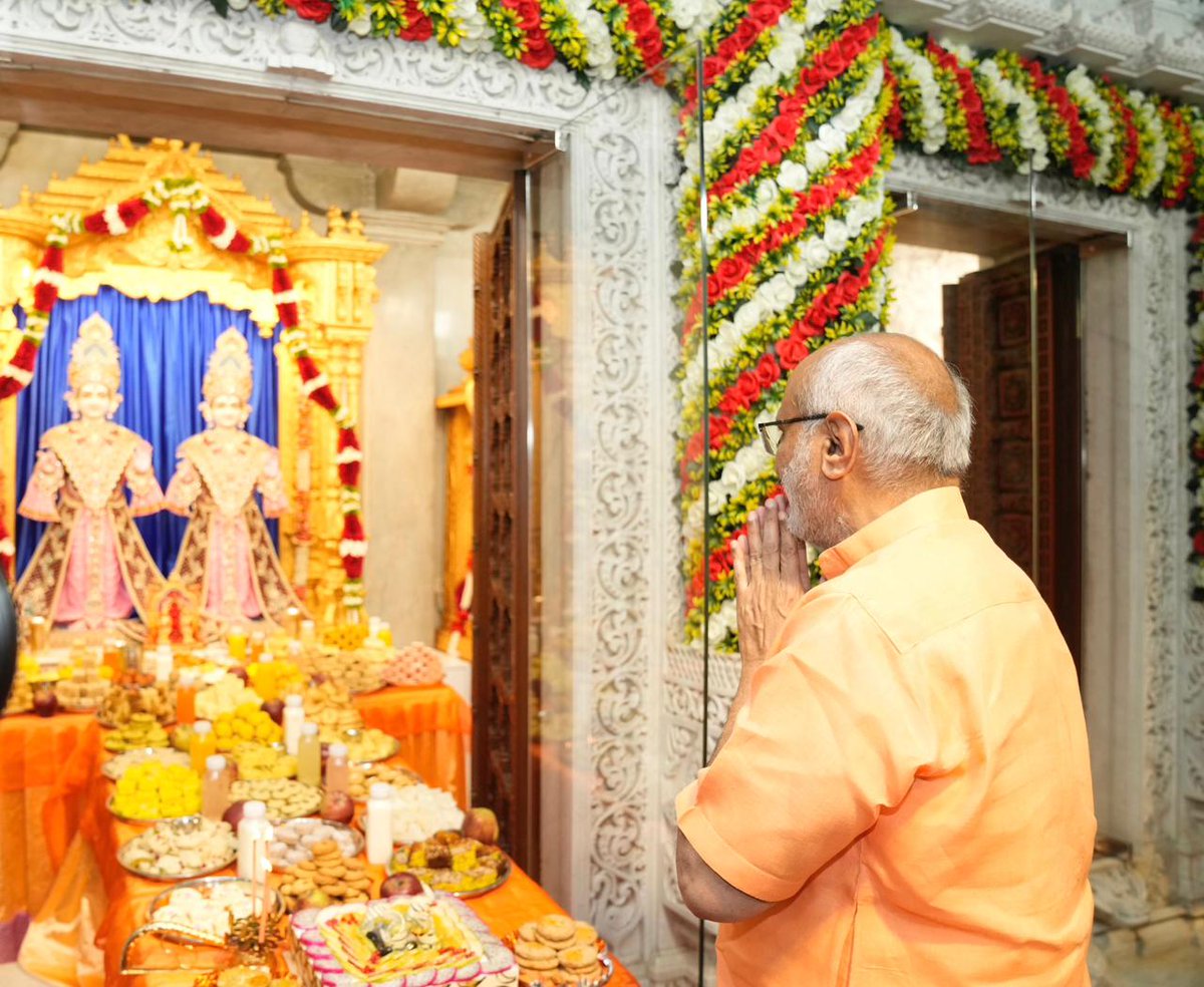 Vice President Shri C. P. Radhakrishnan visited the Swaminarayan Akshardham Temple, New Delhi, today and offered prayers on the auspicious occasion of the birth celebrations of Bhagwan Shri Swaminarayan.