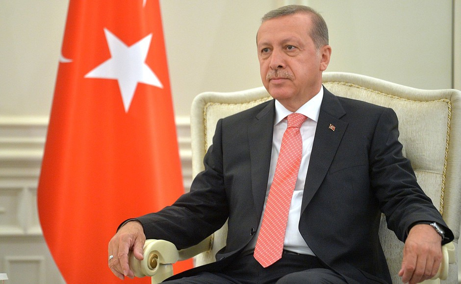 MarioNawfal's tweet photo. 🇮🇷🇹🇷 Turkey’s central bank is now considering selling off its gold to defend the lira.

The Iran war is driving up prices so hard that even Turkey, sitting on $135B in gold, is feeling the pain.

Meanwhile, gold itself has dropped sharply from $5,419 to around $4,380 since the conflict started.

Source: Bloomberg