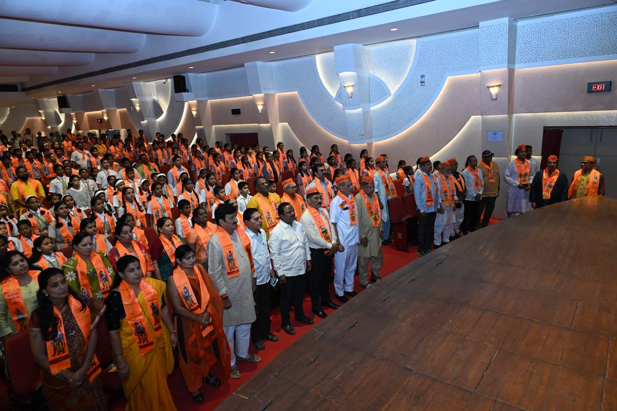 श्री रामनवमीच्या पावन निमित्ताने आयोजित ५०० मुलांच्या सामूहिक रामरक्षा पठण कार्यक्रमास उपस्थित राहून सहभागी सर्व बालकांचे,पालकांचे व आयोजकांचे मनःपूर्वक अभिनंदन केले.लहान वयातच आपल्या संस्कृतीचे,संस्कारांचे व अध्यात्मिक मूल्यांचे बीज रोवले जात असल्याचे पाहून अत्यंत समाधान वाटले