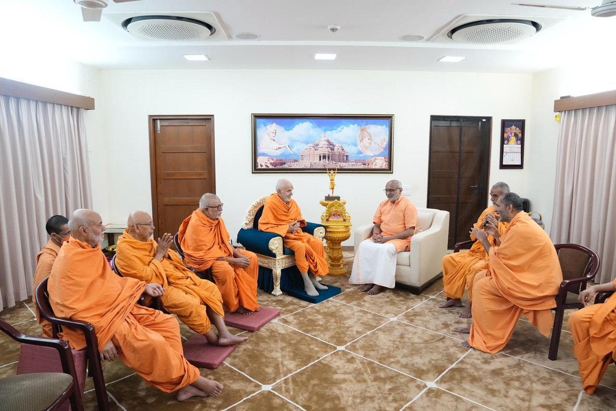 He also met Param Pujya Mahant Swami Maharaj and received his blessings.