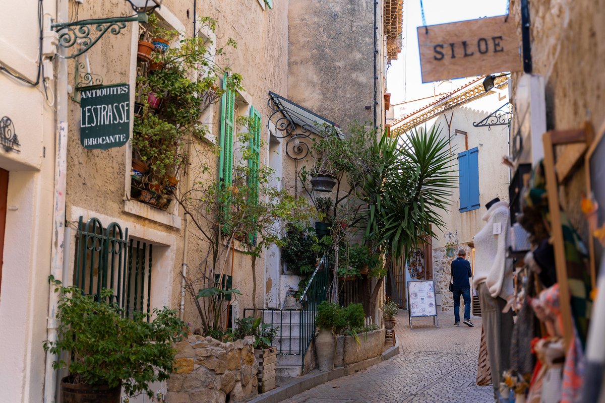 happylittletrav's tweet image. NEW. Le Castellet is one of the prettiest hidden gems on Cote d'Azur. From scenic viewpoints to artisan shops and historic streets, this village is full of character 💎🤩

➡️ happylittletraveler.com/le-castellet-f…

#traveling #travelblogger #CotedAzurFrance