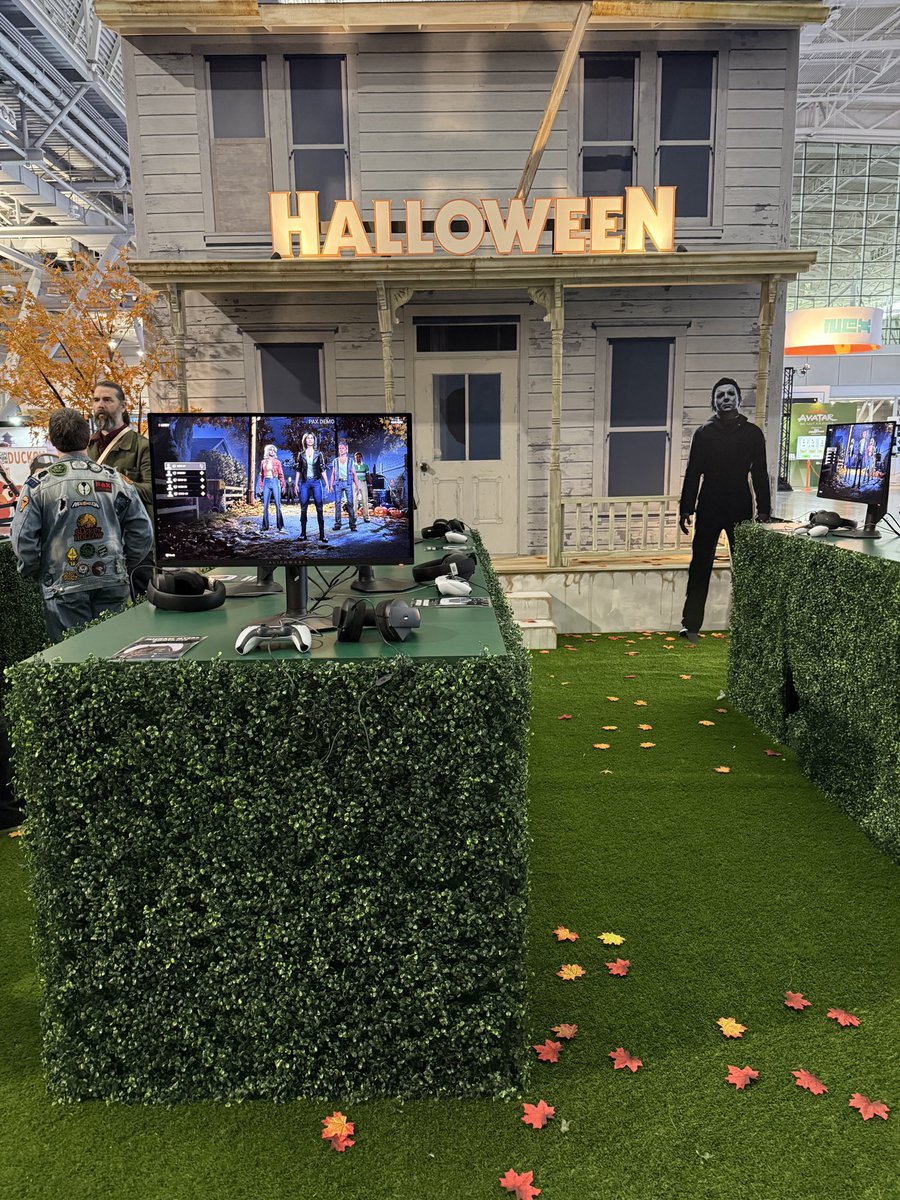 MlCHAELMYRS's tweet photo. THE MYERS HOUSE FRONT YARD
AT PAX EAST! 🌳🏚️👤 https://t.co/4CJQiVQkHK