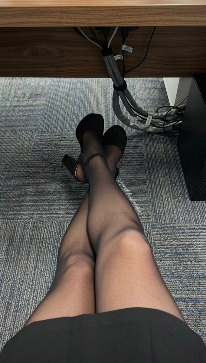 goddesslenka1's tweet photo. Kolejne hipnotyzujące ujęcie moich nóżek… i znowu czujesz, jak przejmuję nad Tobą całkowitą kontrolę im dłużej patrzysz, tym mniej myślisz, aż zostaje tylko potrzeba bycia użytecznym. Ukłon, wzrok niżej i do służby… dziś mam ochotę wykorzystać parę portfeli. 💸😈

@rt_feet https://t.co/NCybeLHCq3