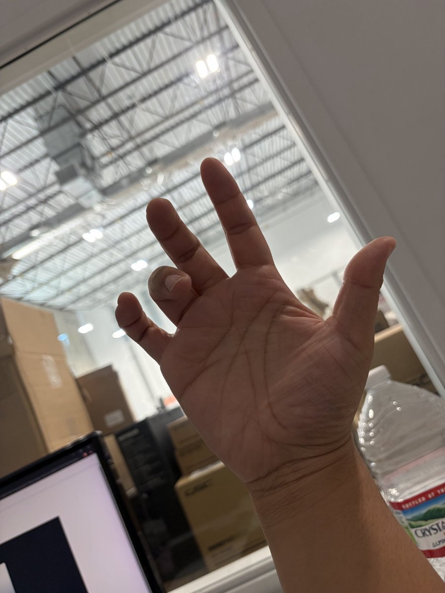 QueenGunkie's tweet photo. Anyone want a hand to draw? https://t.co/NqUX3SldeK