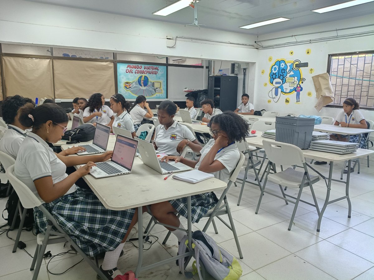 blisneida tweet media